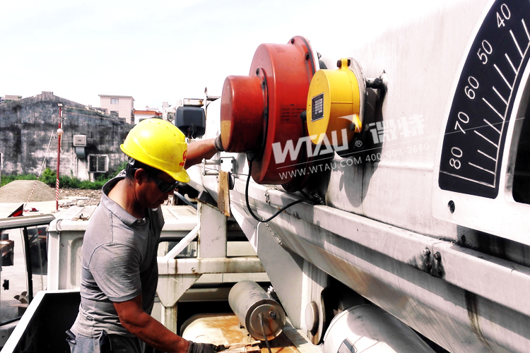 安装汽车吊力矩限制器