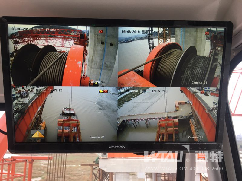 桥面吊机安全监控管理司机室内的视频监控画面