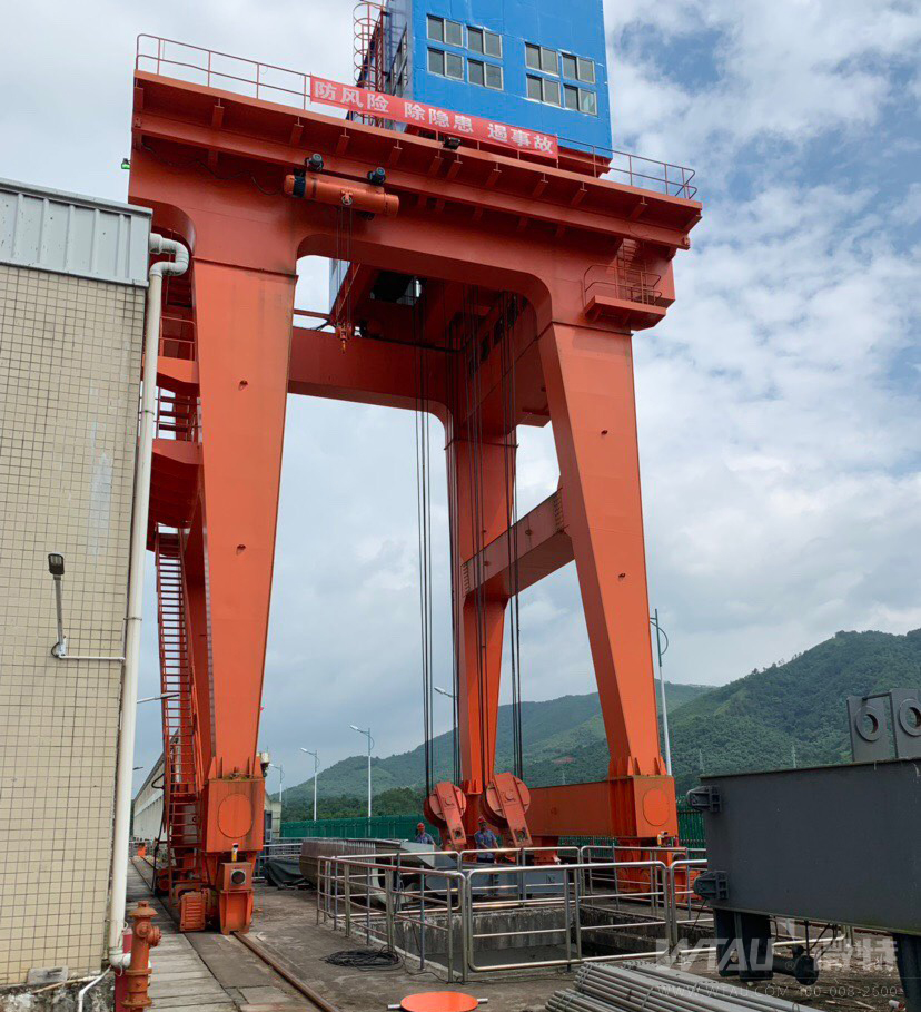 西牛航运枢纽坝顶门机