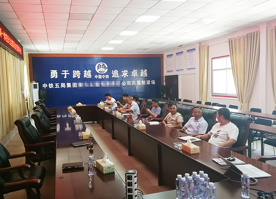 与中铁五局具体负责人员进行技术交流