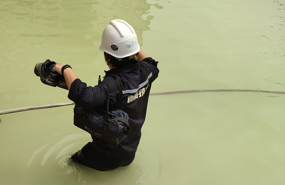 微特工程师涉水前往施工现场