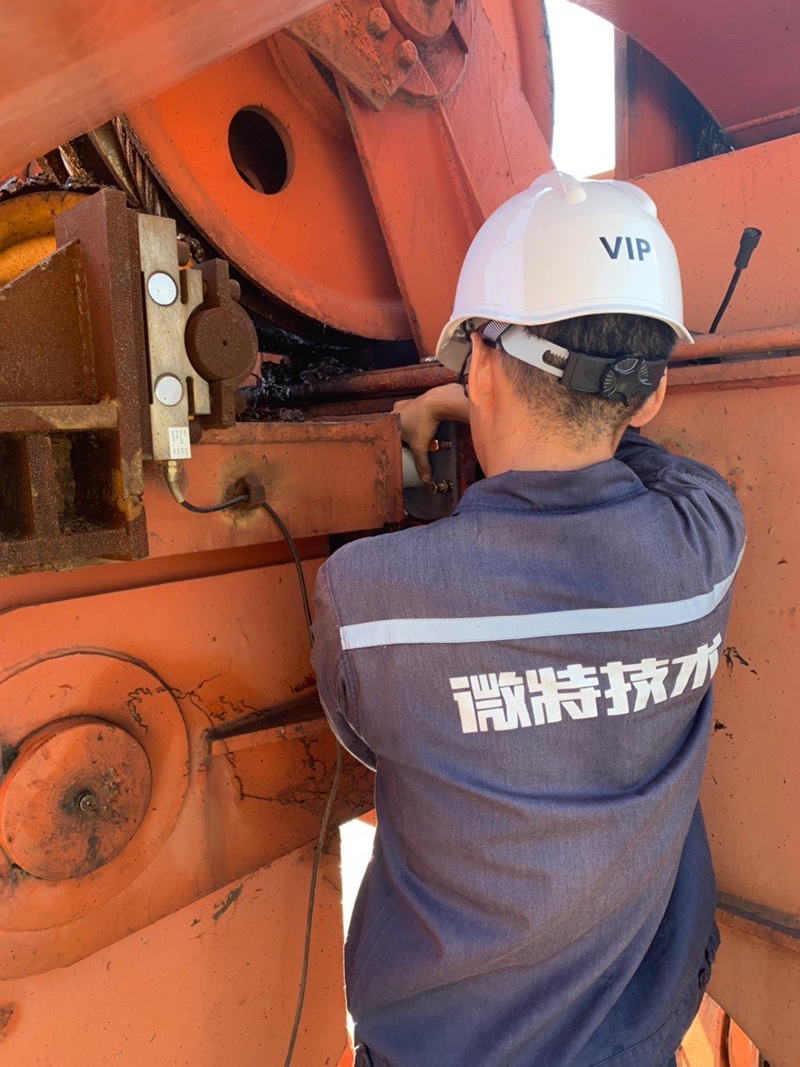 微特工程师正在为门座机安装重量传感器