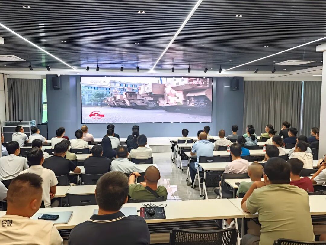 微特组织全体员工及园区企业集中观看阅兵仪式